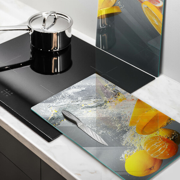 Chopping board Lemons in water