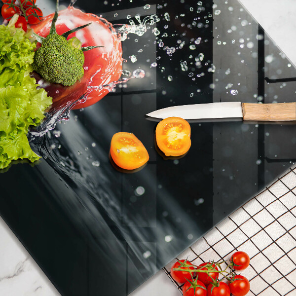Chopping board Tomato in water