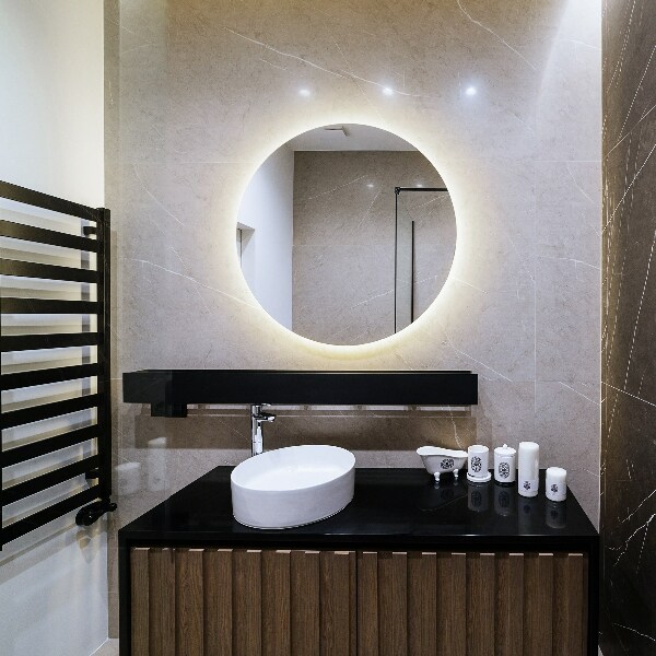 Round illuminated bathroom wall mirror 50 cm