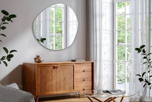 How to choose a mirror for the living room over a chest of drawers? The complete guide