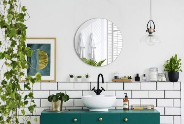 Which mirror for a white bathroom?